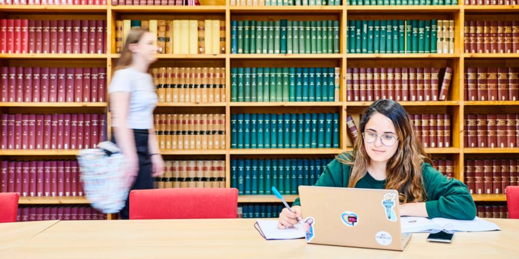 Student_on_Laptop_Library_Missed_UCAS_Deadline